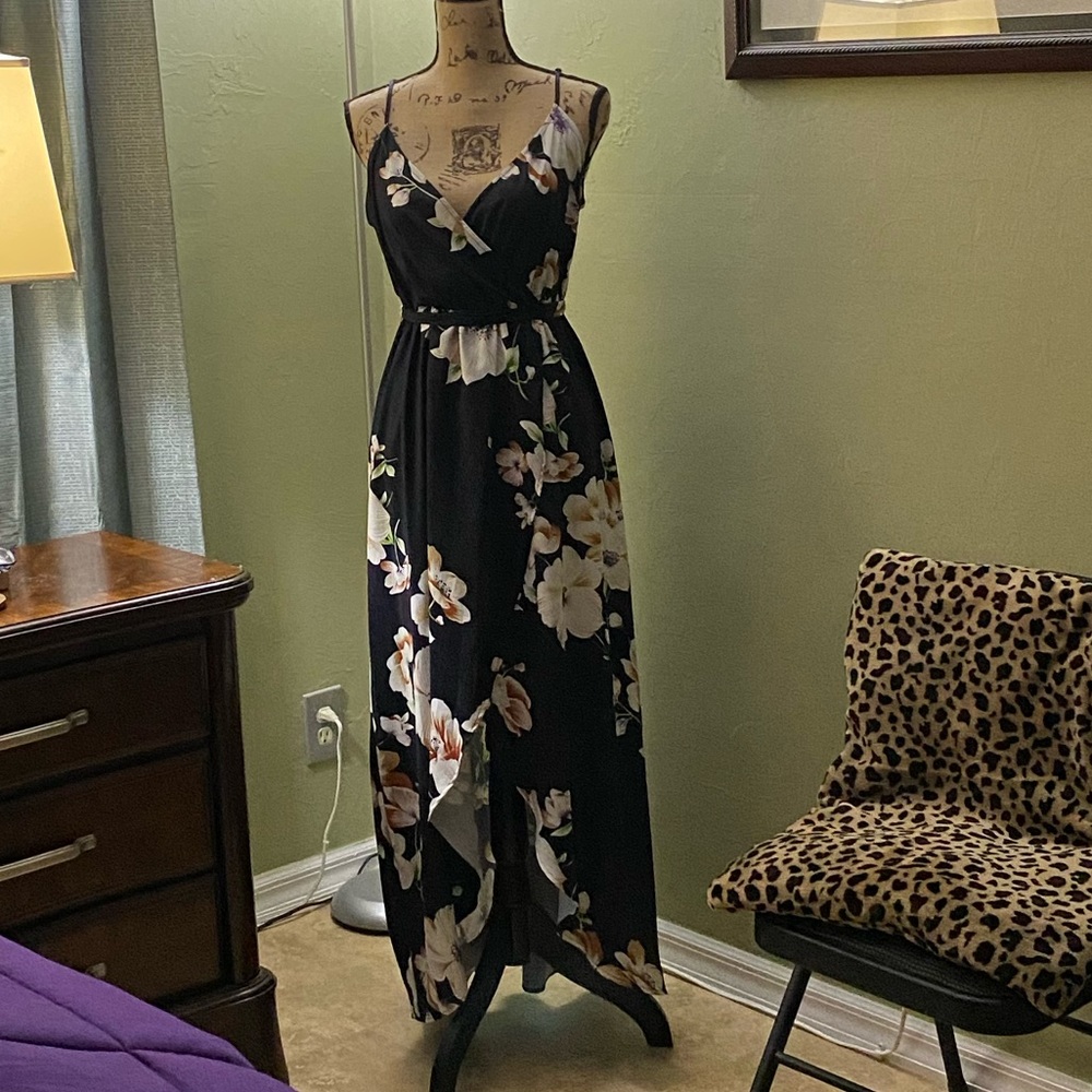 SHEIN dress fits medium to large with tie